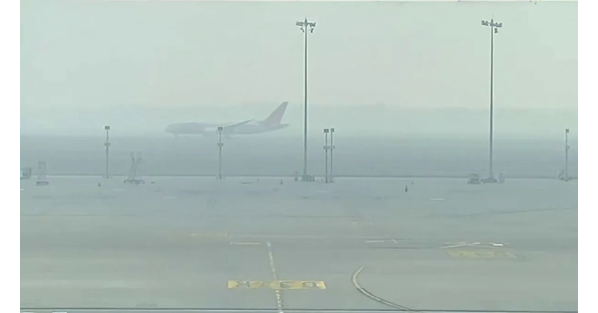 कोहरे और प्रदूषण का डबल अटैक: उड़ानें रद्द, ट्रेनें लेट, ठहर सा गया आम जनजीवन