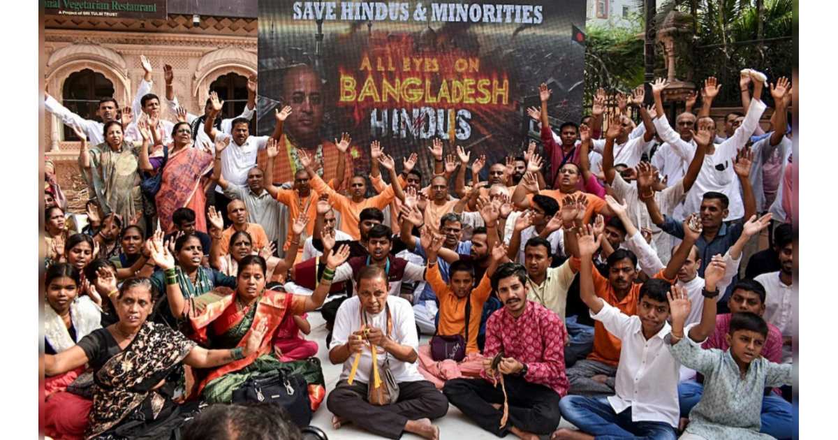 डर के साए में अल्पसंख्यक: बांग्लादेश में घरों से बाहर निकलने से डर रहे हिंदू