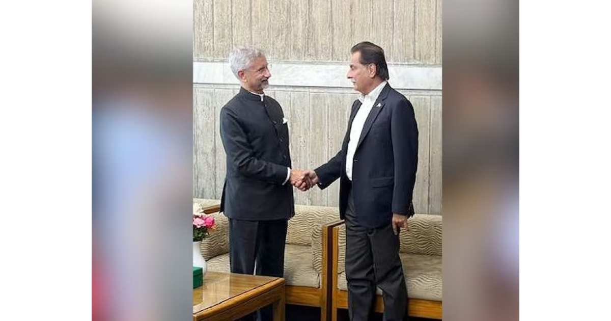 कूटनीति की मर्यादा बनी मिसाल: जयशंकर ने पाकिस्तानी संसद स्पीकर से मिलाया हाथ, खालिदा जिया के अंतिम संस्कार में दिखा अलग संदेश