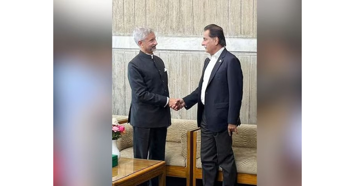 कूटनीति की मर्यादा बनी मिसाल: जयशंकर ने पाकिस्तानी संसद स्पीकर से मिलाया हाथ, खालिदा जिया के अंतिम संस्कार में दिखा अलग संदेश