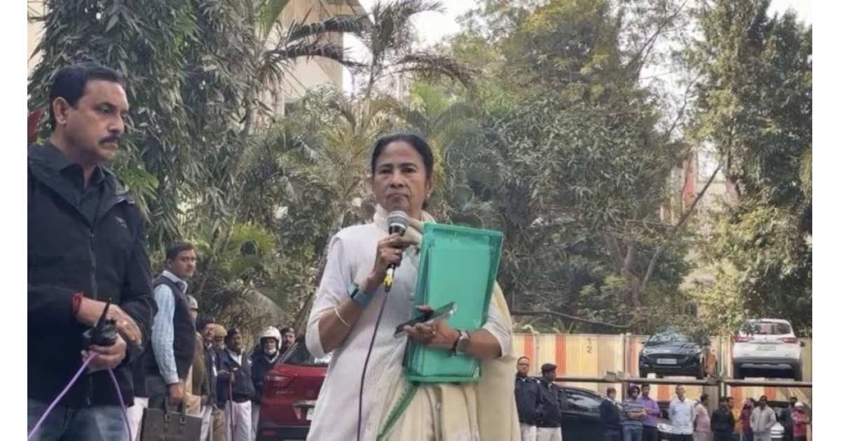 ED की रेड के बाद ममता का आक्रामक तेवर: बोलीं&mdash; &lsquo;मेरे पास अमित शाह के खिलाफ पेन ड्राइव है, छेड़ोगे तो छोड़ूंगी नहीं&rsquo;