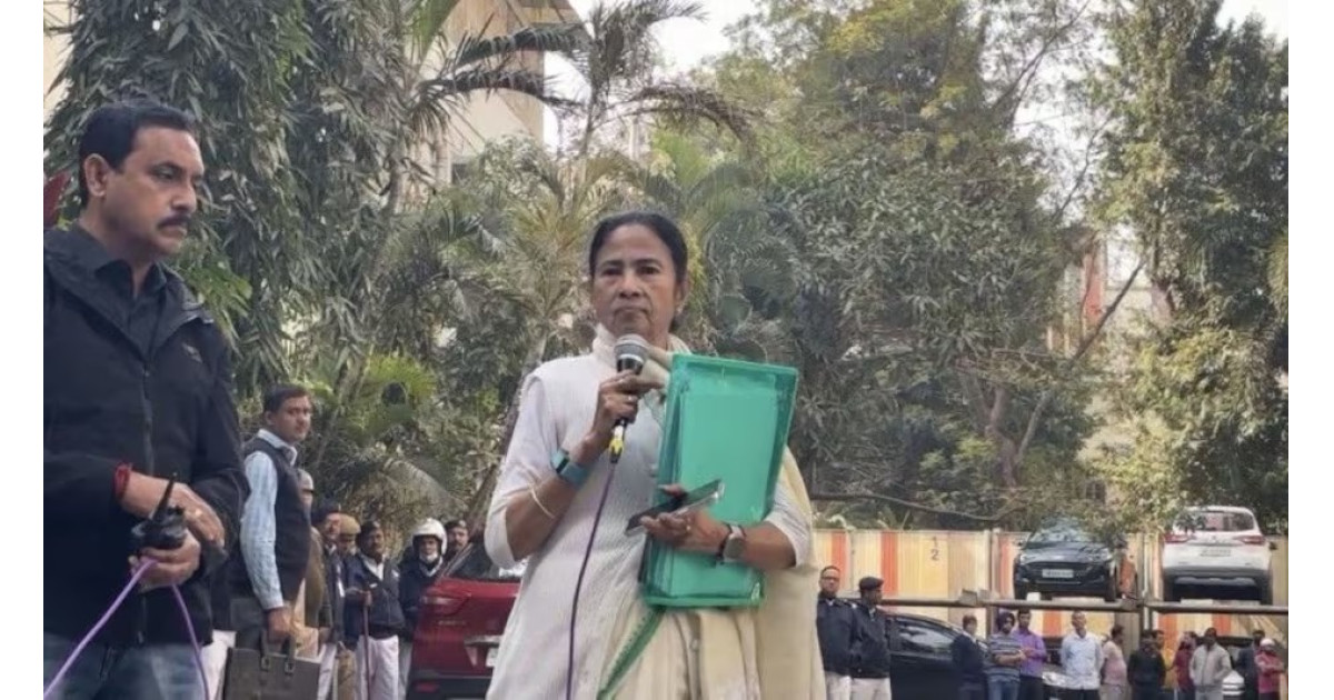 ED की रेड के बाद ममता का आक्रामक तेवर: बोलीं&mdash; &lsquo;मेरे पास अमित शाह के खिलाफ पेन ड्राइव है, छेड़ोगे तो छोड़ूंगी नहीं&rsquo;