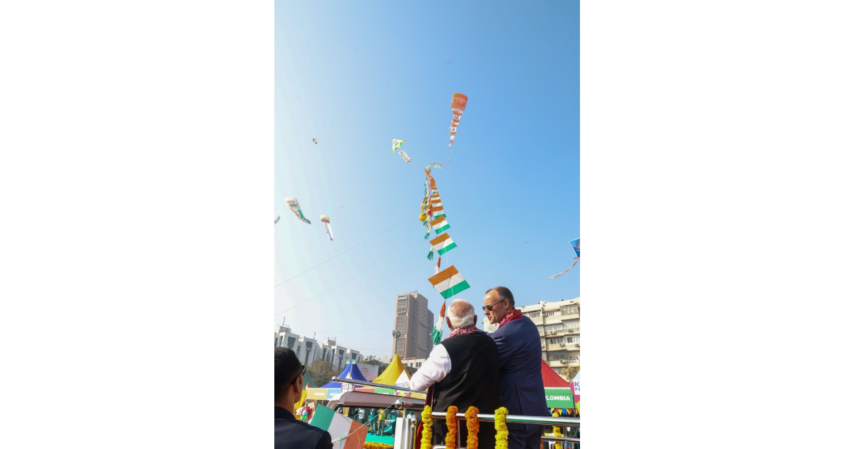 बर्लिन में दिखी भारत-जर्मनी दोस्ती की डोर: मोदी&ndash;जर्मन चांसलर ने साथ उड़ाई पतंग, सहयोग और निवेश पर जोर