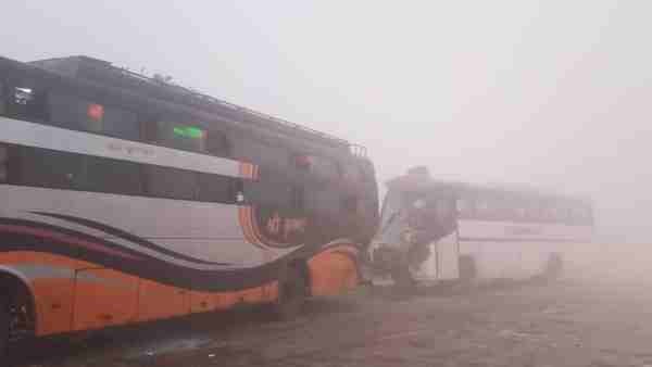 मथुरा एक्सप्रेस-वे पर कोहरे का कहर: 8 बसों और 3 कारों की भीषण टक्कर, 13 की दर्दनाक मौत, 70 घायल