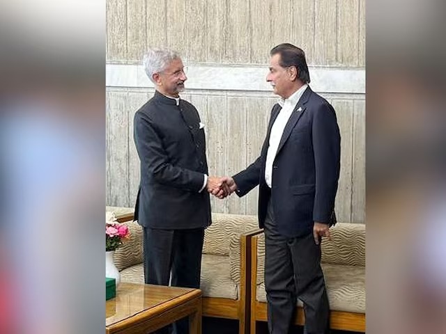 कूटनीति की मर्यादा बनी मिसाल: जयशंकर ने पाकिस्तानी संसद स्पीकर से मिलाया हाथ, खालिदा जिया के अंतिम संस्कार में दिखा अलग संदेश