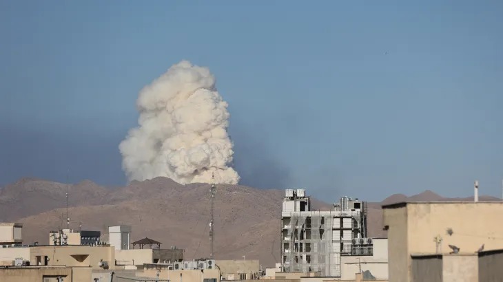 ट्रम्प का बड़ा बयान: &ldquo;युद्ध के बीच भी बातचीत जारी&rdquo; &ndash; ईरान पर 24 घंटे में 200 हमले, हालात बेहद गंभीर